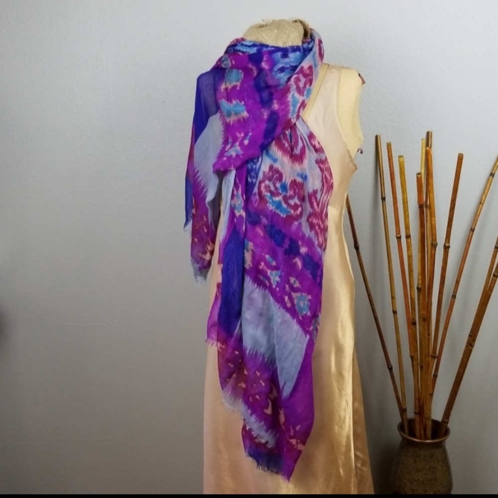Spun subtle luxury scarf EUC
